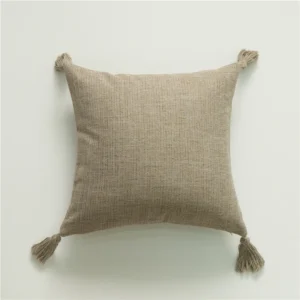 funda cojín beige oscuro borlas 45x45 - FundasCojines.com